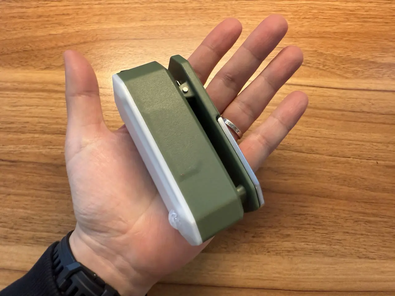 BougeRV AL01を手のひらに載せる様子