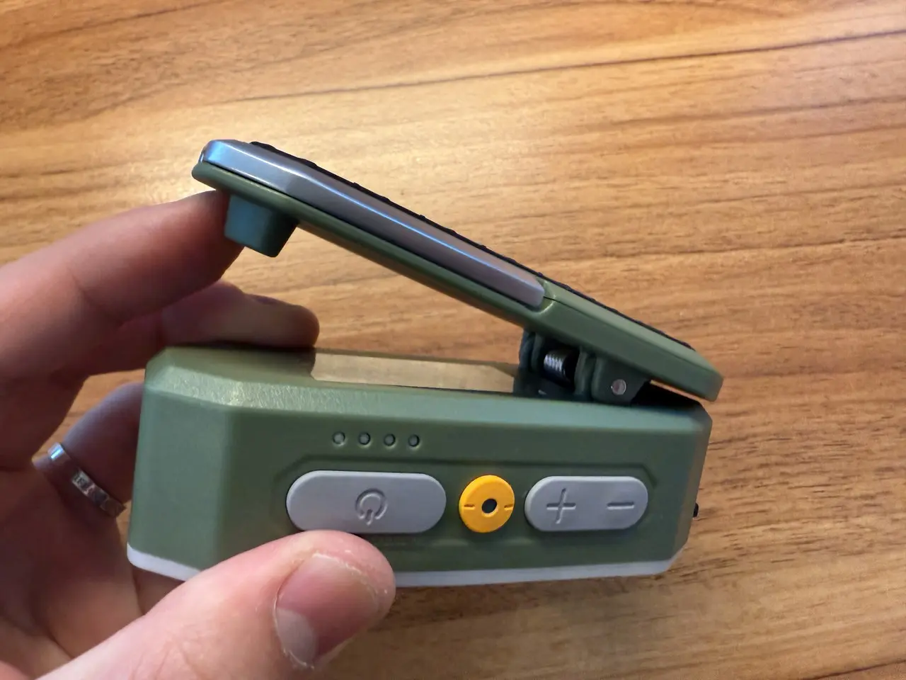 後部クリップを開閉する様子