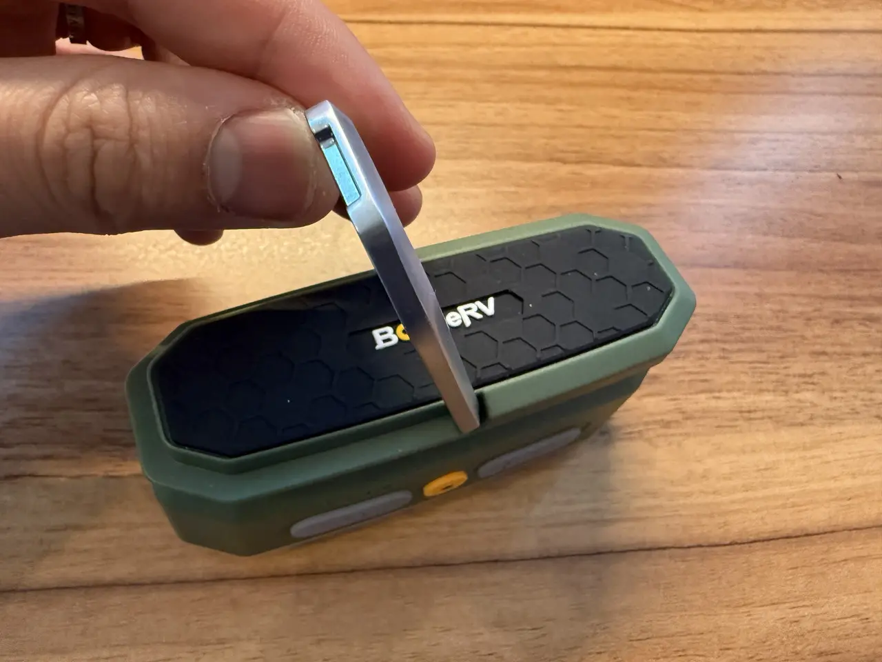 後部フックを開閉する様子