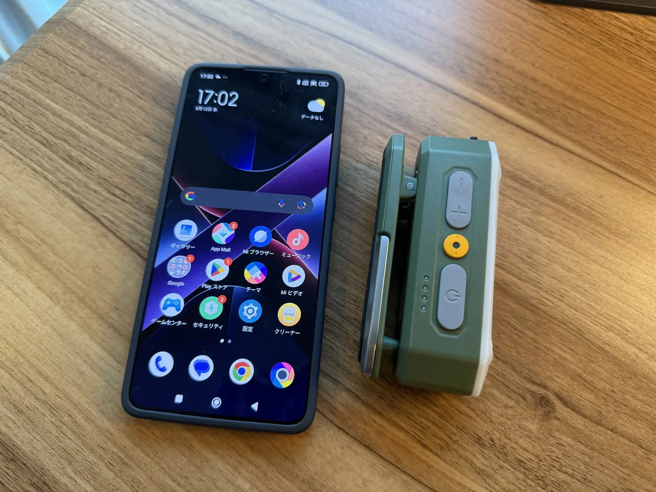 BougeRV AL01をスマホと並べた様子