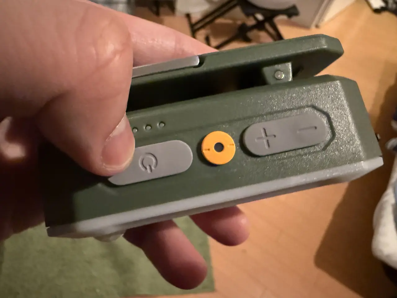 本体上部の電源ボタンを押す様子