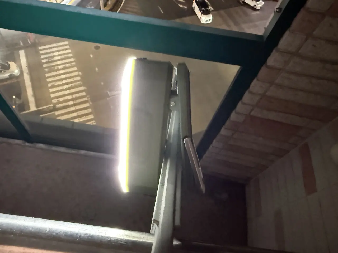 クリップ設置した様子-側面