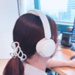 1MORE SonoFlow mini HQ20を装着している女性