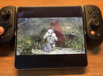 Backbone ProにOPPO Find N5を装着してエルデンリングをプレイしている