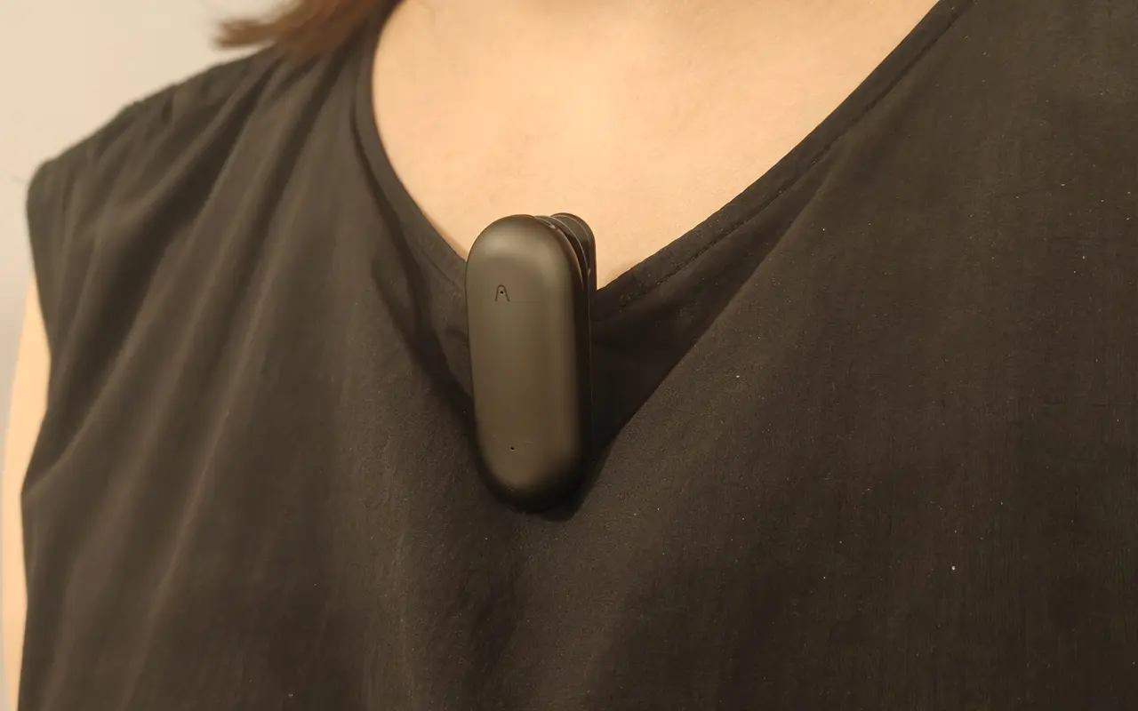 女性がPLAUD NotePinを装着している