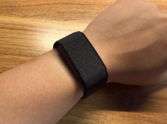 左手首に装着されたAmazfit Helio Strap