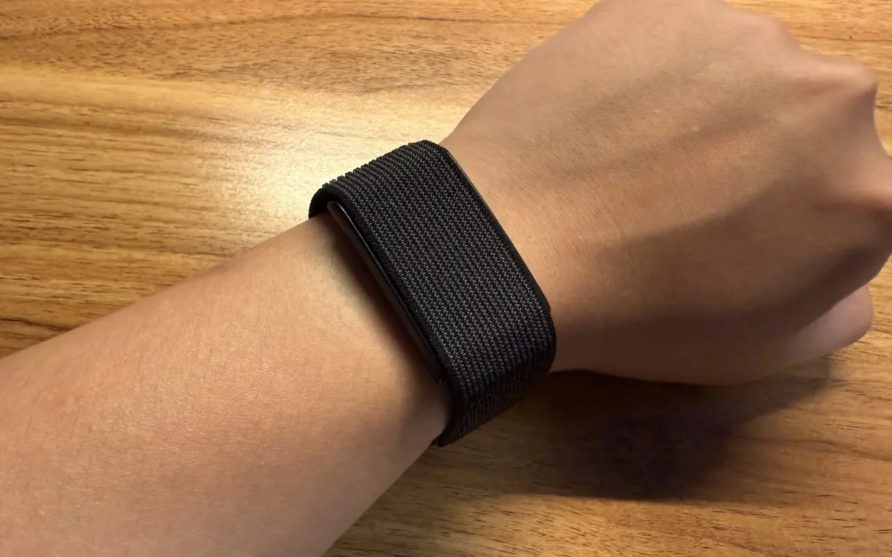 左手首に装着されたAmazfit Helio Strap