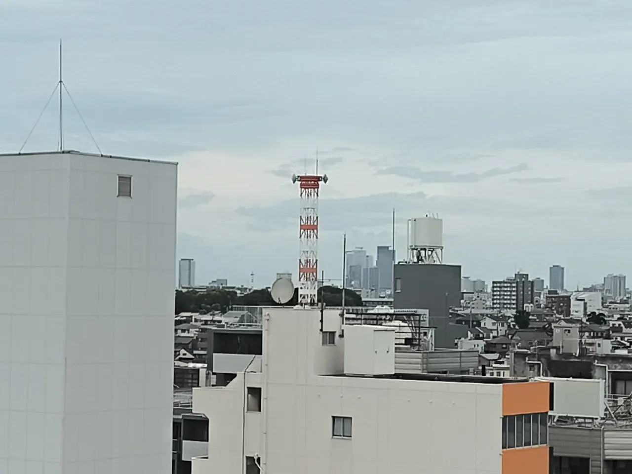 リアカメラで撮影した屋外(4倍)