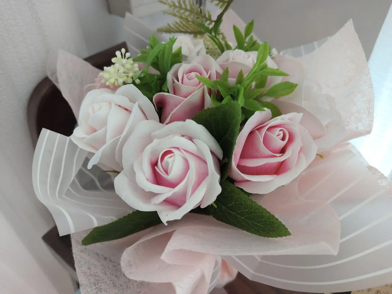 リアカメラで撮影した造花(ズーム)