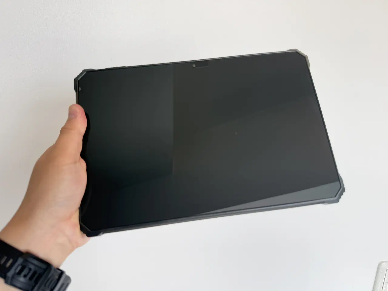 Blackview Active 12 Proを手で持っている(正面アングル)