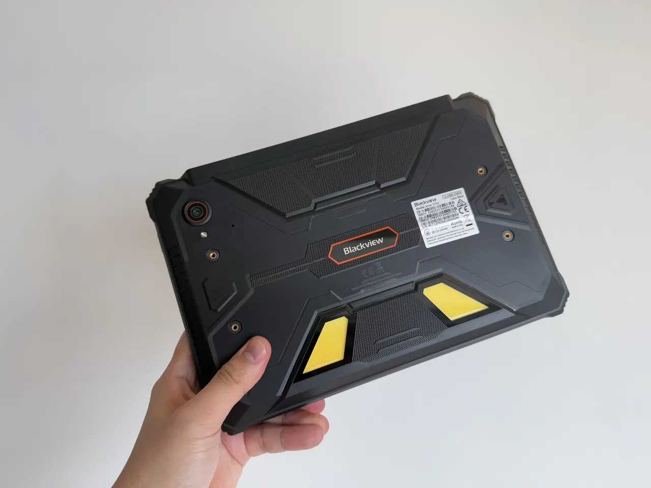 Blackview Active 12 Proを手で持っている(背面アングル)