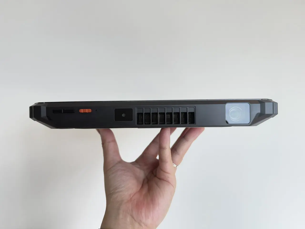 Blackview Active 12 Proを手で持っている(側面アングル)