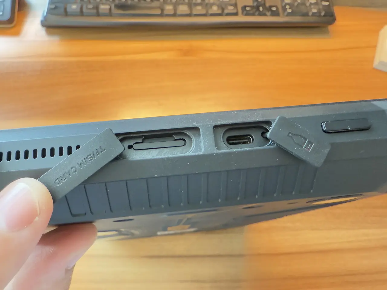 カードスロットとType-Cポートのキャップを外した