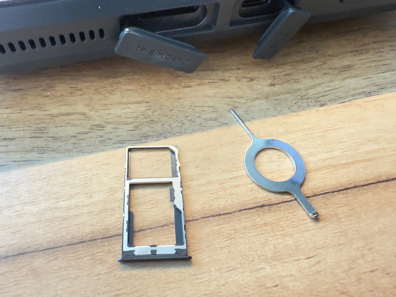 カードスロットを取り出した