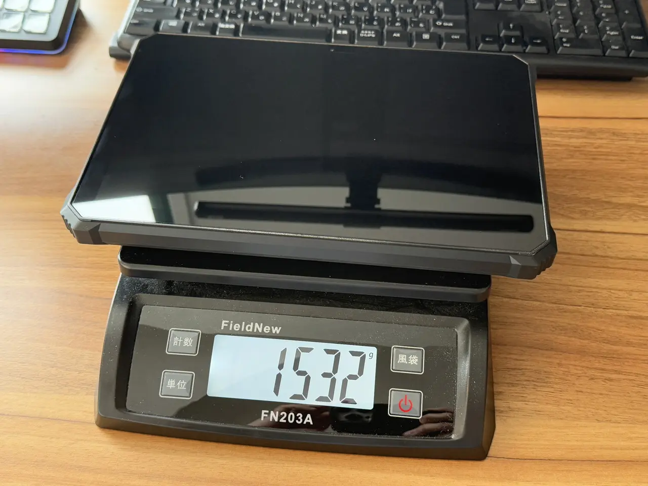 Blackview Active 12 Proの重量を計量している