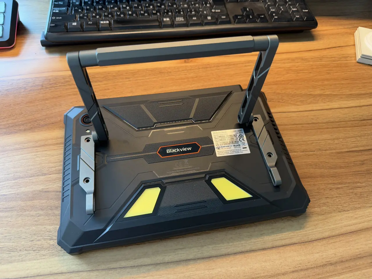 Blackview Active 12 Proの背面にスタンドを取り付けた