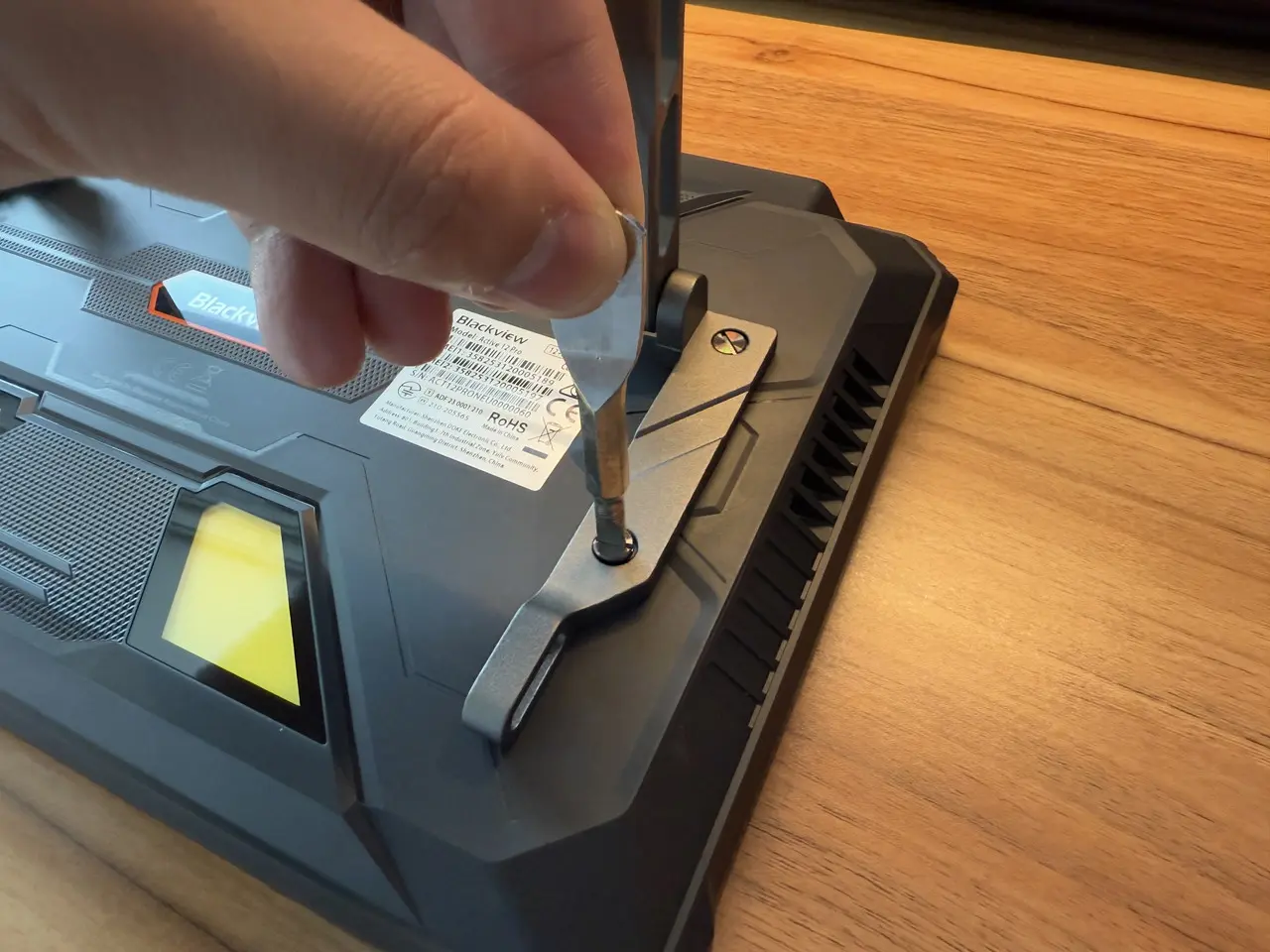 付属するドライバー&ネジを使って、スタンドを固定している