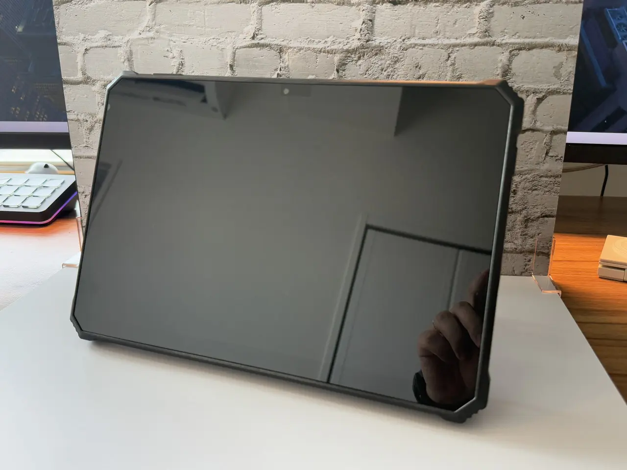 Blackview Active 12 Proをスタンドで設置している(正面アングル)