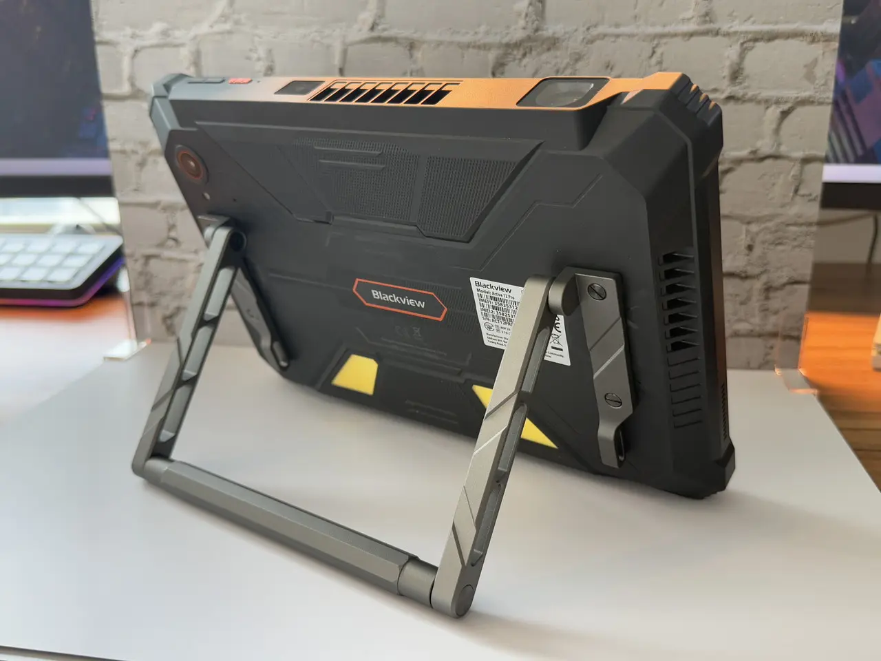 Blackview Active 12 Proをスタンドで設置している(背面アングル)