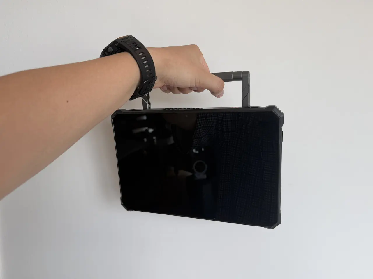 スタンドを掴んでBlackview Active 12 Proを持ち上げている(正面アングル)