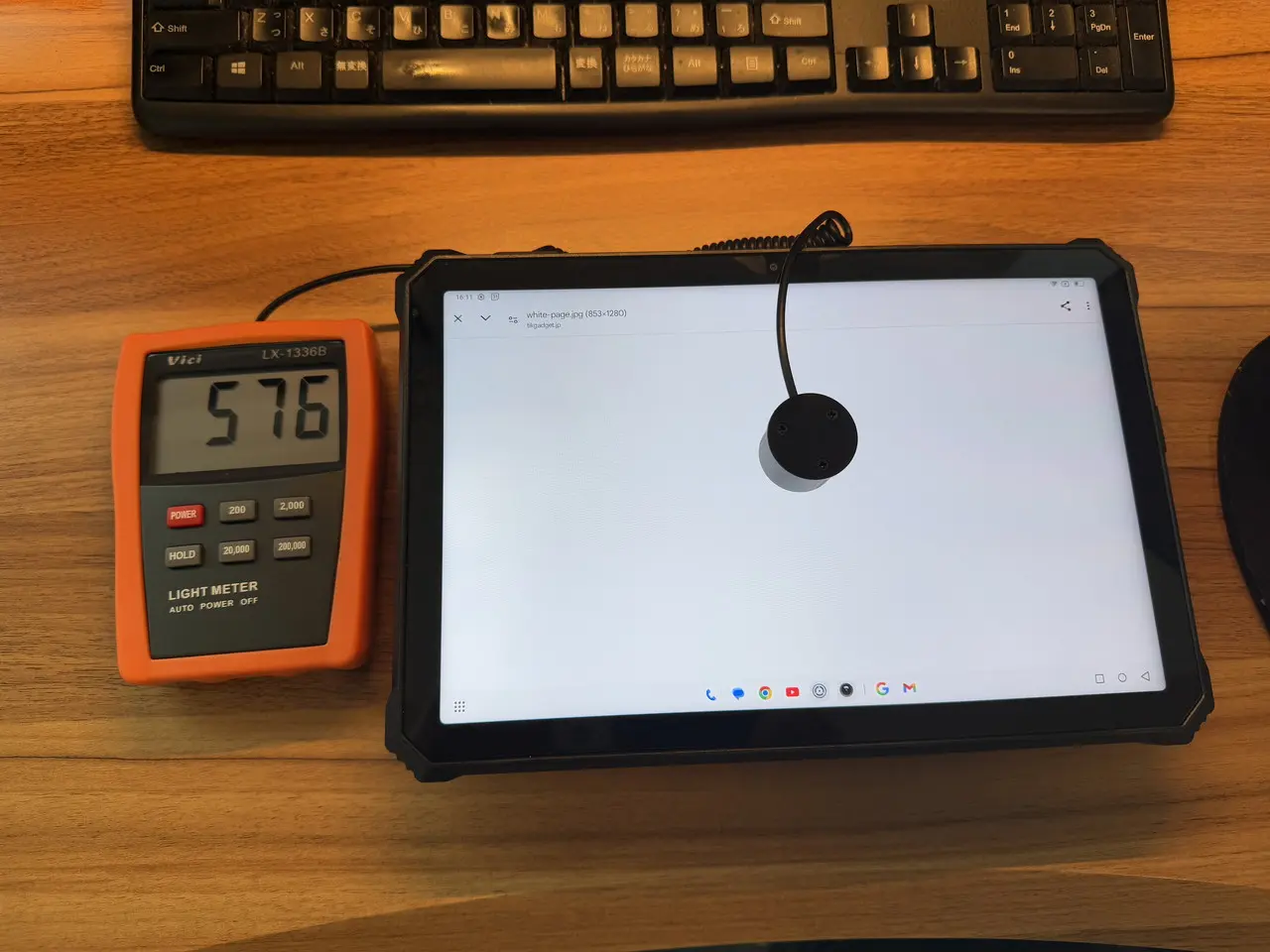 デジタルルクスメーター「Vici LX1336B」を使用して画面の明るさを計測している