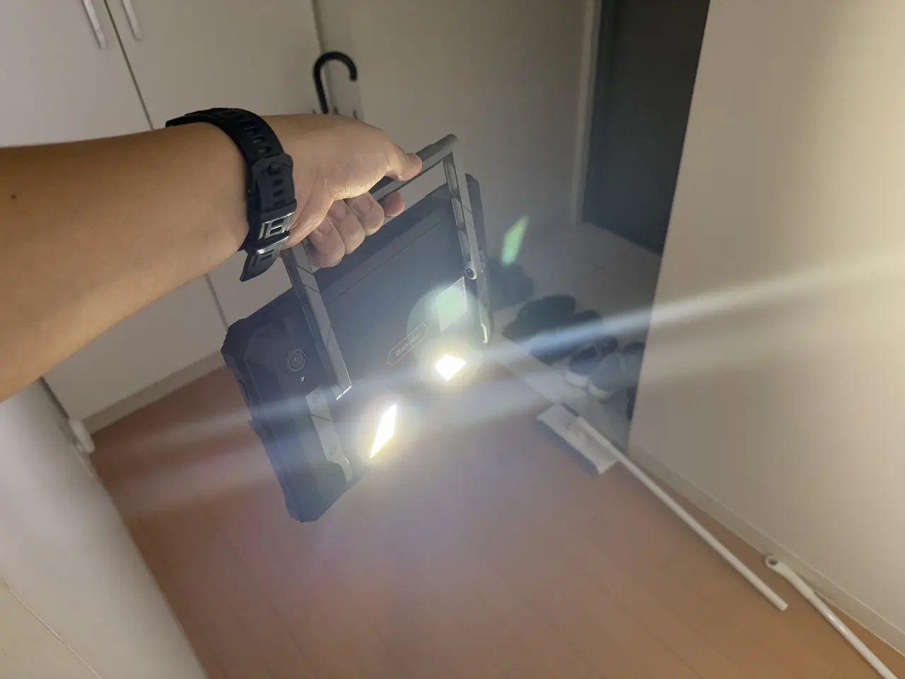 Blackview Active 12 Proのキャンプライトを点灯させている