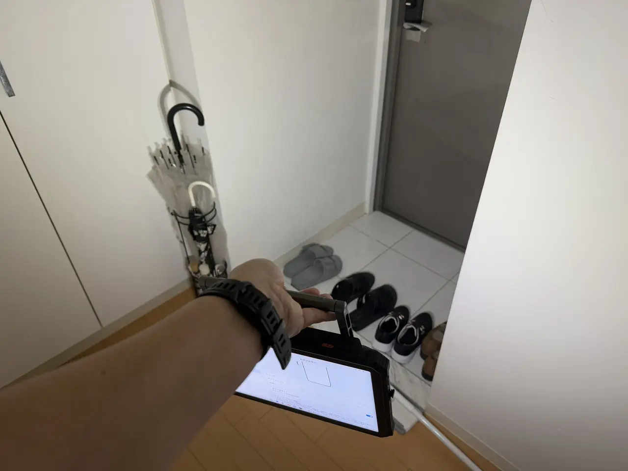 Blackview Active 12 Proのキャンプライトで玄関を照らし出している