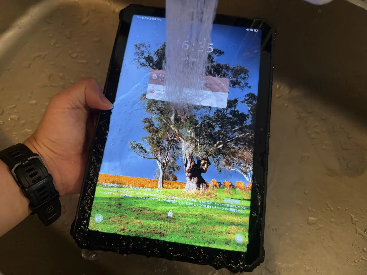 Blackview Active 12 Pro正面にシャワーを浴びせている