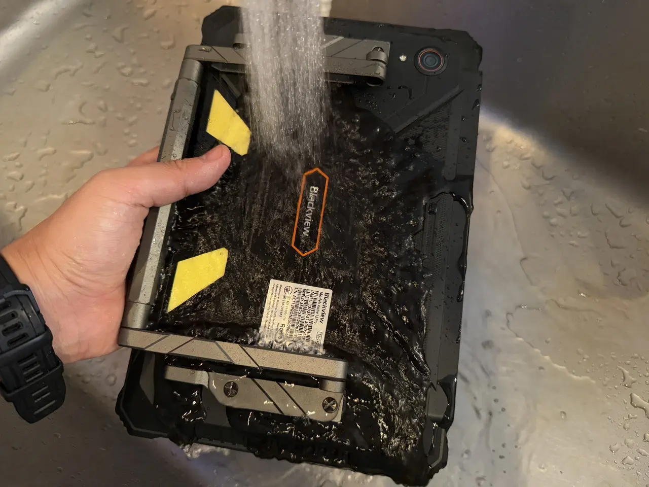 Blackview Active 12 Pro背面にシャワーを浴びせている