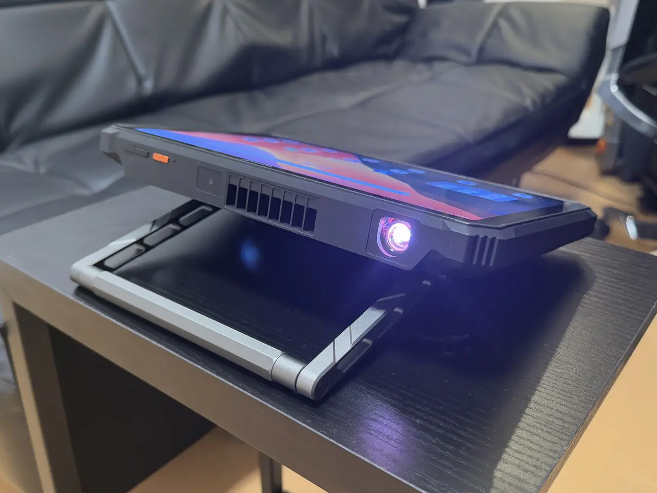 Blackview Active 12 Proのプロジェクター機能をオンにした状態