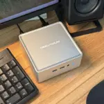 デスク上で稼働中のMINISFORUM NAB8 Plus