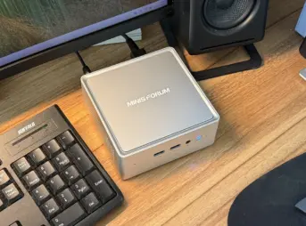 デスク上で稼働中のMINISFORUM NAB8 Plus