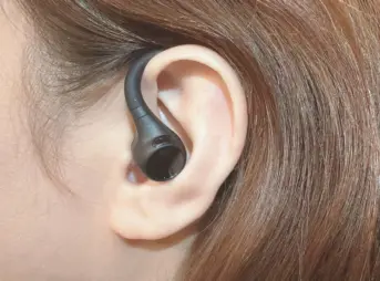 女性が左耳にOpenRock S2を装着している