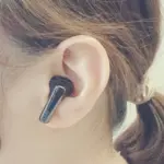 女性が左耳にQCY MeloBuds N70を装着している