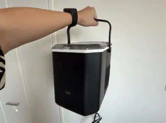 WIE 家庭用製氷機を左手で掴んで持っている