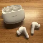 1MORE Q21のイヤホン本体および充電ケース