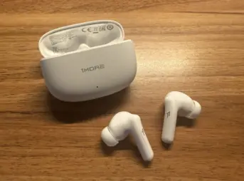 1MORE Q21のイヤホン本体および充電ケース