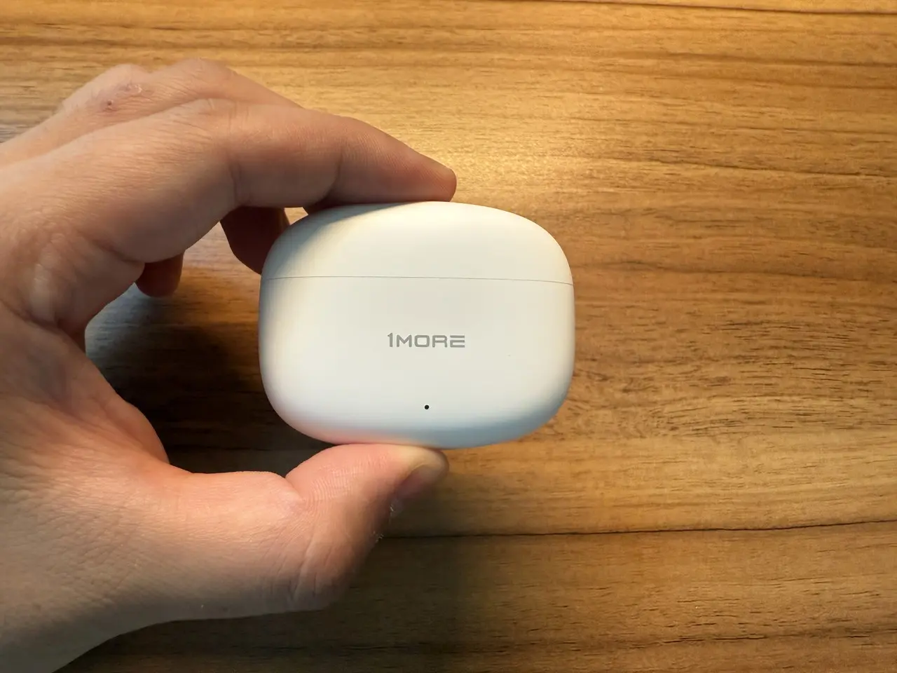 1MORE Q21を指で掴んでいる(正面アングル)