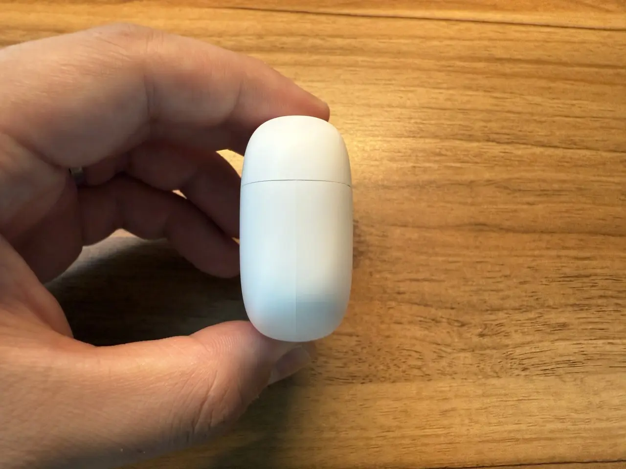 1MORE Q21を指で掴んでいる(側面アングル)