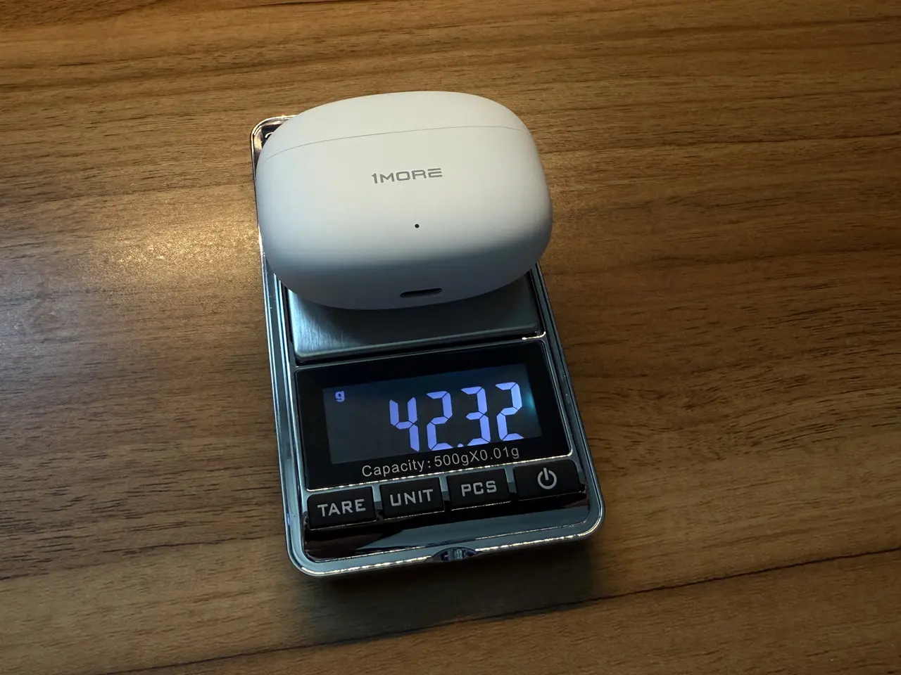 1MORE Q21の重量を計量している