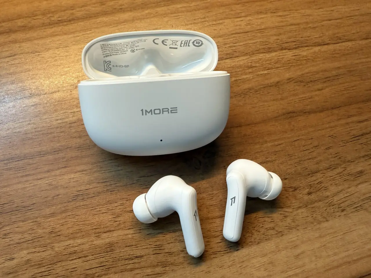 1MORE Q21の充電ケースからイヤホンを取り出した様子