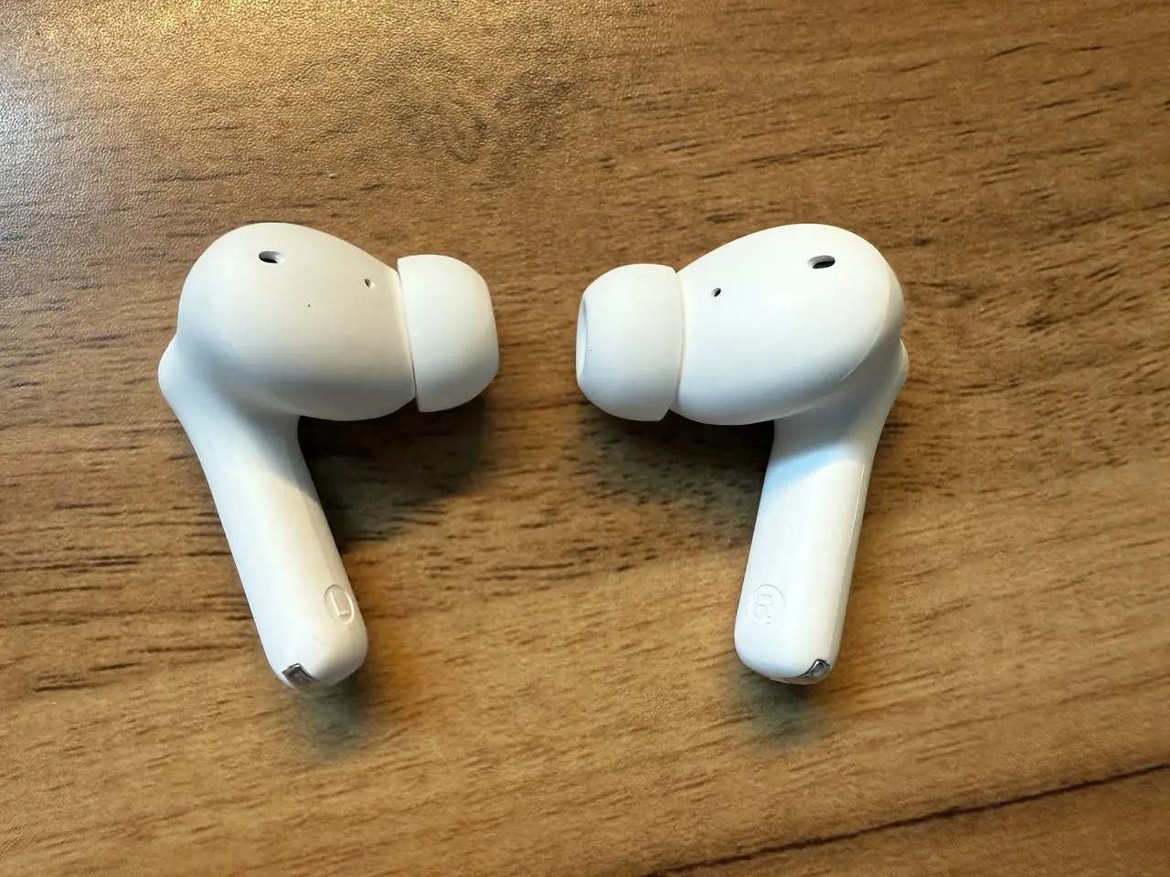 1MORE Q21のイヤホン外観(内側アングル)