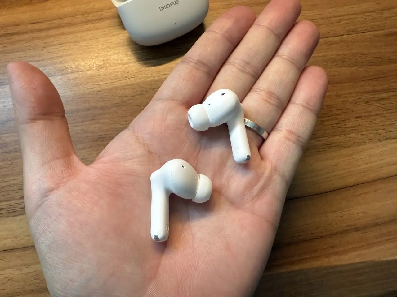 1MORE Q21のイヤホン本体を手のひらに載せている