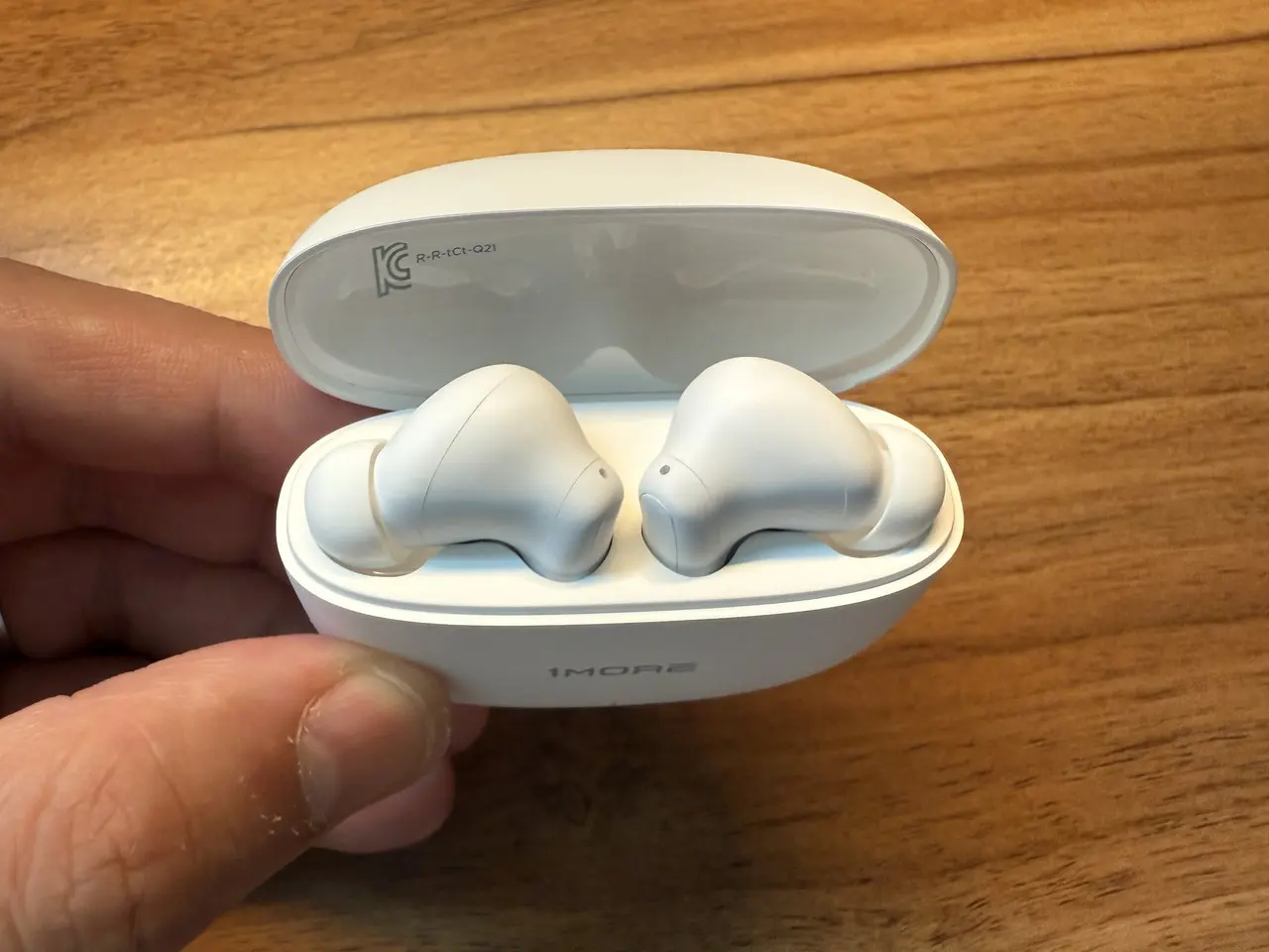 1MORE Q21のイヤホンが充電ケースに収まった状態