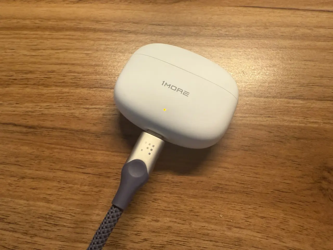 充電中の1MORE Q21ケース