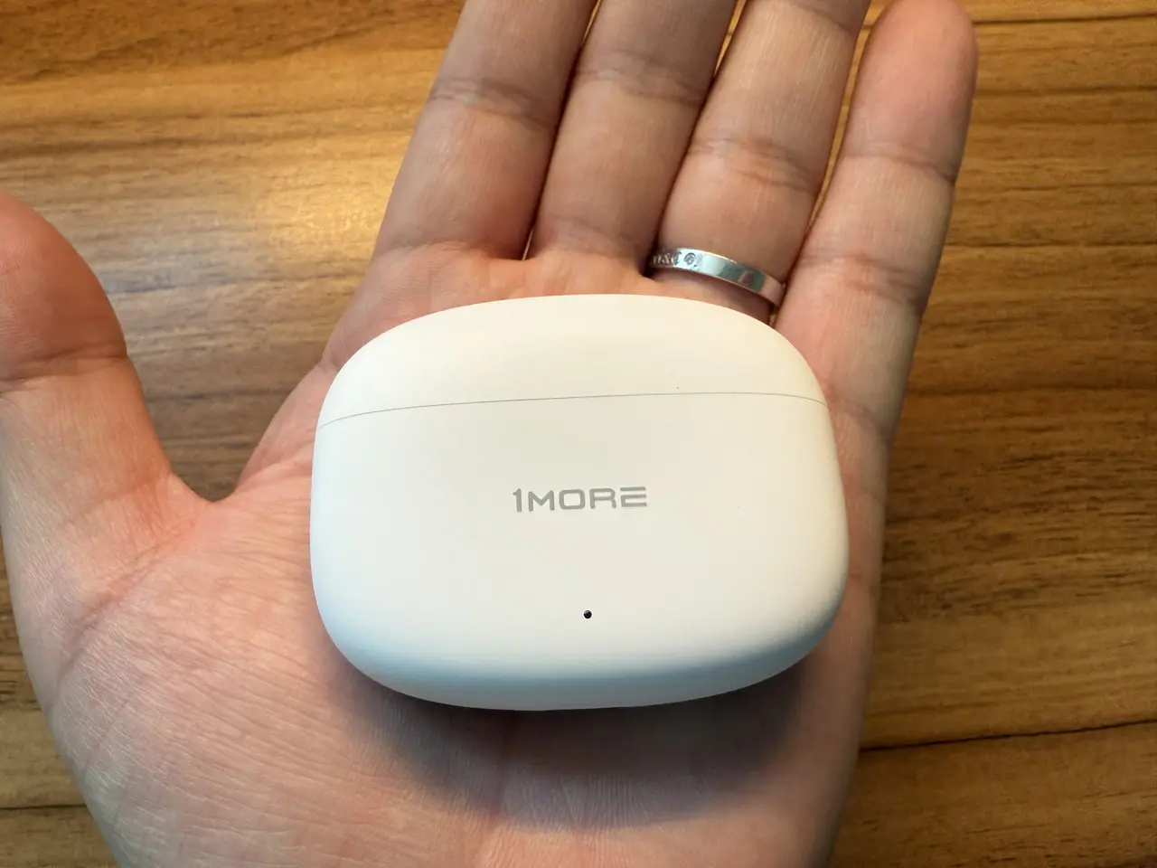 1MORE Q21の充電ケースを手に持っている