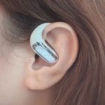 女性が左耳にACEFAST ACEFIT Proを装着している