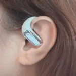 女性が左耳にACEFAST ACEFIT Proを装着している