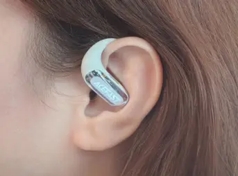 女性が左耳にACEFAST ACEFIT Proを装着している