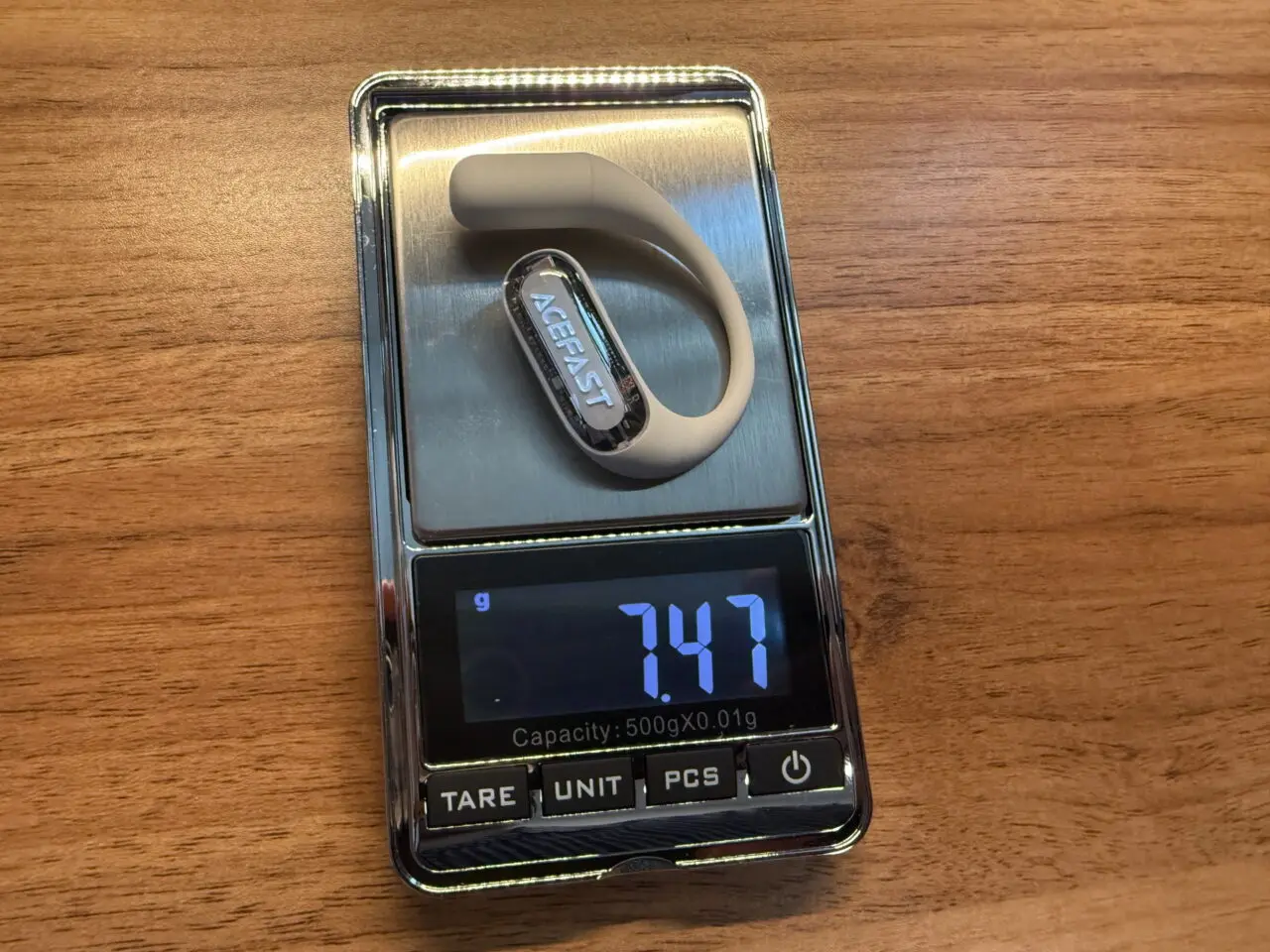 ACEFAST ACEFIT Proのイヤホン単体を計量している